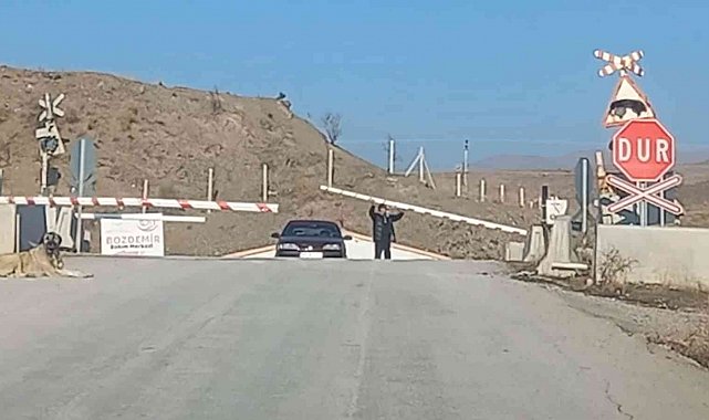 2 dakika treni beklemedi, canını hiçe saydı: Bariyeri kaldıramayınca arasından geçti