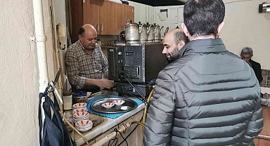 29 yıllık çay ocağı ile önce çocuklarını, şimdi torunlarını okutuyor