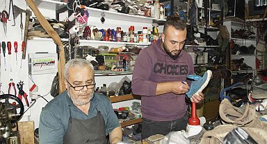 4 kuşak ata mesleği ayakkabıcılığı babası ile birlikte yapıyor