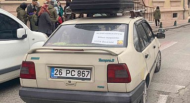 Acemi olduğunu aracının arka camına yazdı
