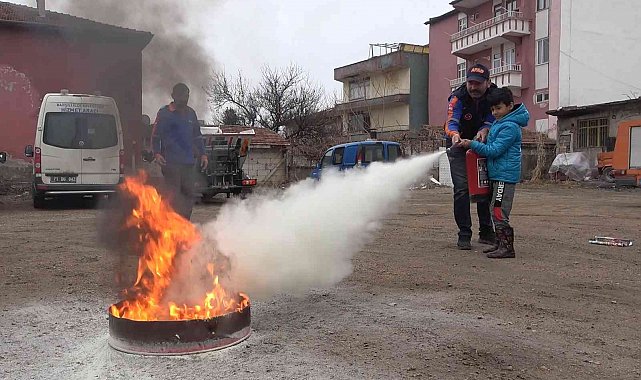 AFAD görevlileri, vatandaşları 'afet' olaylarına karşı bilinçlendiriyor