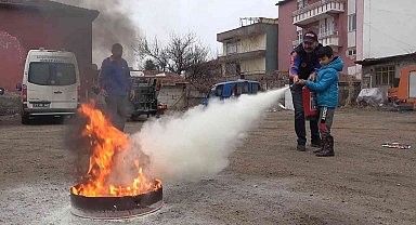 AFAD görevlileri, vatandaşları 'afet' olaylarına karşı bilinçlendiriyor