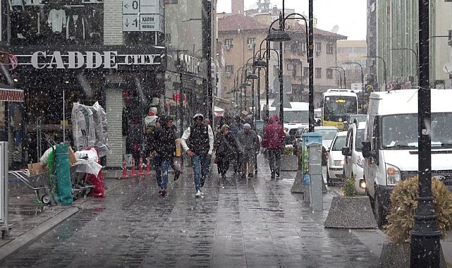 Aksaray'a mevsimin ilk karı yağdı