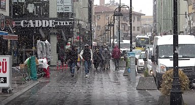 Aksaray'a mevsimin ilk karı yağdı