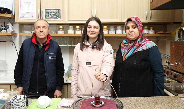 Anne demliyor baba kız günde 700 bardak çay dağıtıyor