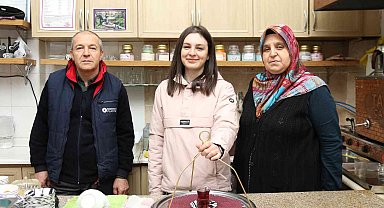 Anne demliyor baba kız günde 700 bardak çay dağıtıyor