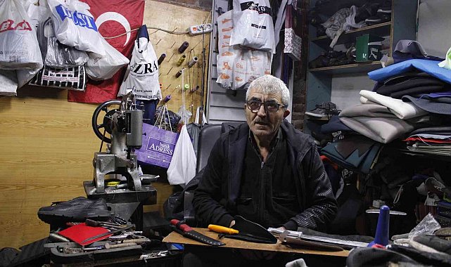 Antalyalı usta yıllardır Eskişehir'de ürettiği bıçak kılıflarıyla dikkat çekiyor