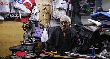 Antalyalı usta yıllardır Eskişehir'de ürettiği bıçak kılıflarıyla dikkat çekiyor
