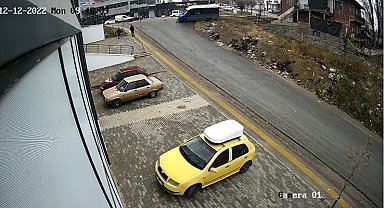 Aracı içerisinde silahlı saldırıya uğrayan minibüsçünün kaza anı kamerada
