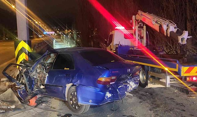 Aracının direksiyon hakimiyetini kaybedip bariyerlere çarptı: 1 ölü, 1 yaralı