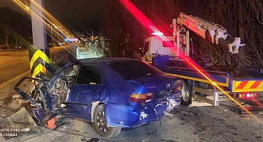 Aracının direksiyon hakimiyetini kaybedip bariyerlere çarptı: 1 ölü, 1 yaralı
