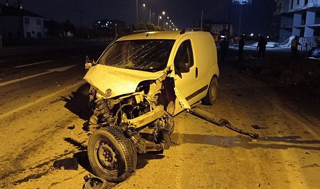 Araçların hurdaya döndüğü kazada 3 kişi yaralandı