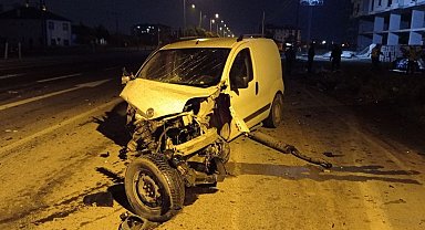 Araçların hurdaya döndüğü kazada 3 kişi yaralandı