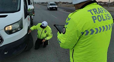 Araçların lastik dişleri bir bir ölçülüyor