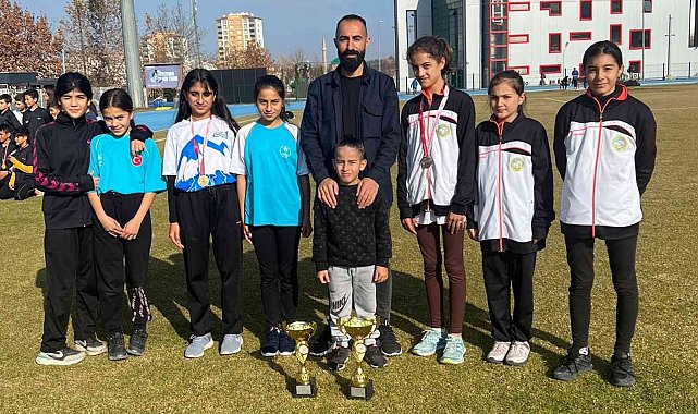 Atatürk koşusunda Talasgücü'lü atletler kürsüye çıktı