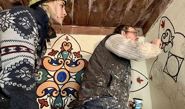 Baba ve kız birlikte nakkaşlık sanatını yaşatıyorlar