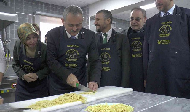 Bakan Özer önlük taktı, erişte kesti