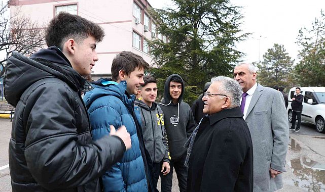 Başkan Büyükkılıç, gençlerle kucaklaştı