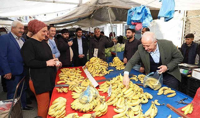 Başkan Gültak pazarda muz satışı yaptı, vatandaşla okey oynadı