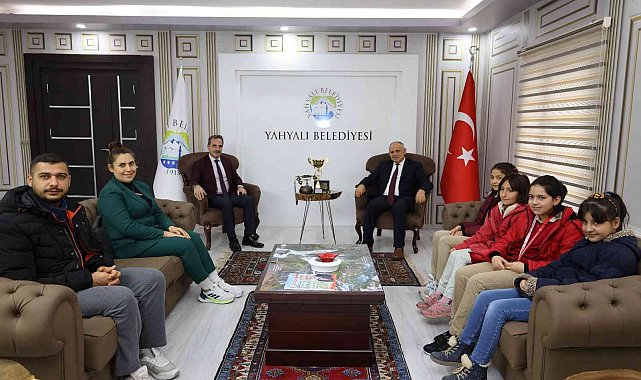 Başkan Öztürk, şampiyon öğrencileri makamında kabul etti