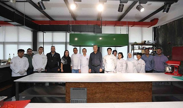 Başkan Tarhan, öğrencilerle birlikte yemek yaptı