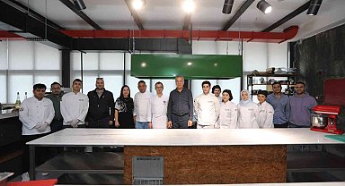 Başkan Tarhan, öğrencilerle birlikte yemek yaptı