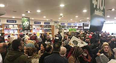 Başkentte yüzde 50 indirim yapan mağazada vatandaşlar birbirini ezdi