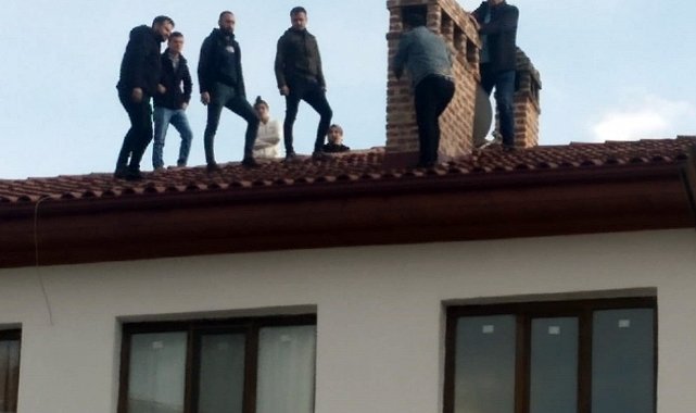 Benzinle çatıya çıkan şahsı polis ikna etti