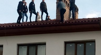 Benzinle çatıya çıkan şahsı polis ikna etti