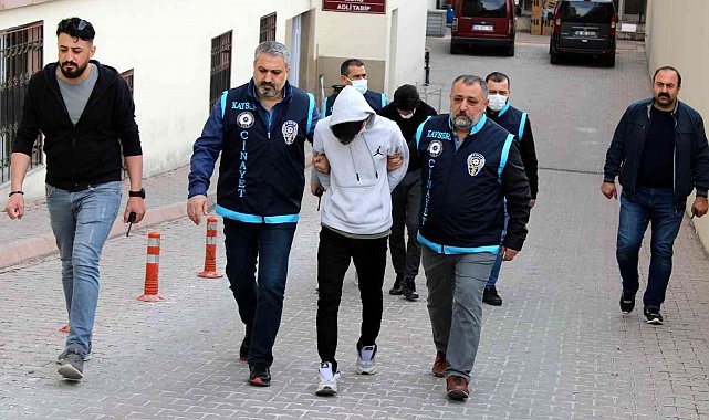 Boğazını keserek öldürdükleri şahsı yakan sanıkların yargılanmasına başlandı