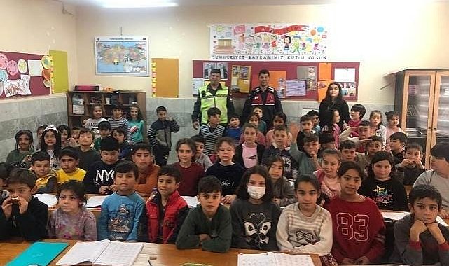 Bozyazı'da jandarmadan öğrencilere trafik eğitimi