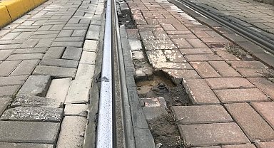 Bu güzergâhta bulunan tramvay yolunda neredeyse düzgün taş yok