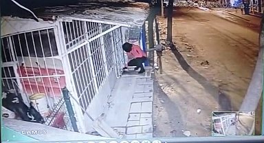 Büfeyi benzin dökerek yaktı