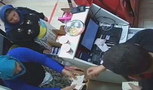 Çaldığı parayı cüzdanına koyan 'tırnakçı' kameraya yansıdı