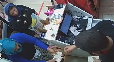 Çaldığı parayı cüzdanına koyan 'tırnakçı' kameraya yansıdı