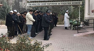 Cinnet getiren babaları tarafından öldüren kız kardeşler toprağa verildi