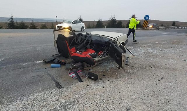 Cipin çarptığı Tofaş otomobil ortadan 2'ye ayrıldı