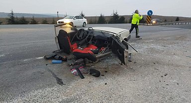 Cipin çarptığı Tofaş otomobil ortadan 2'ye ayrıldı