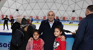 Çocukların kış eğlencesi Ahmet Çalık Buz Pateni pisti