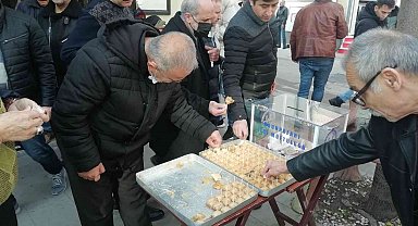 Cuma namazı çıkışında baklava ikramı