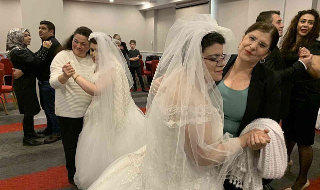 Damla ve Selda kardeşlerinin 'beyaz gelinlik' hayalleri gerçek oldu