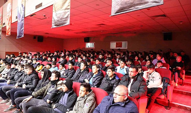 Develi'de 3 gün boyunca 2 bin öğrenciye 'Çanakkale Ruhu' konferansı verildi