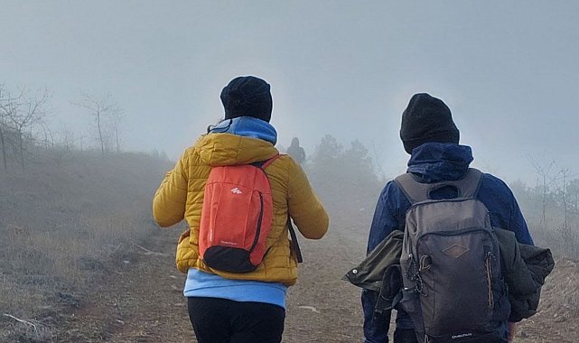 Doğa yürüyüşçülerine sis eşlik etti