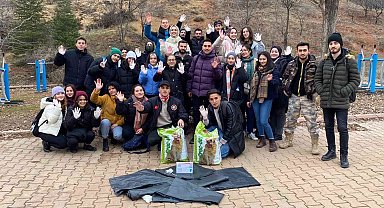 Duyarlı gençler, geri dönüşüm için atık malzeme topladı