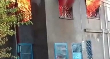 Elektrikli sobadan çıkan yangında 2 katlı ev alevlere teslim oldu