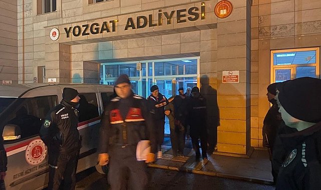Eşine küfreden iki kişiyi öldüren zanlı tutuklandı