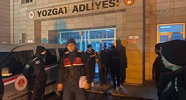 Eşine küfreden iki kişiyi öldüren zanlı tutuklandı
