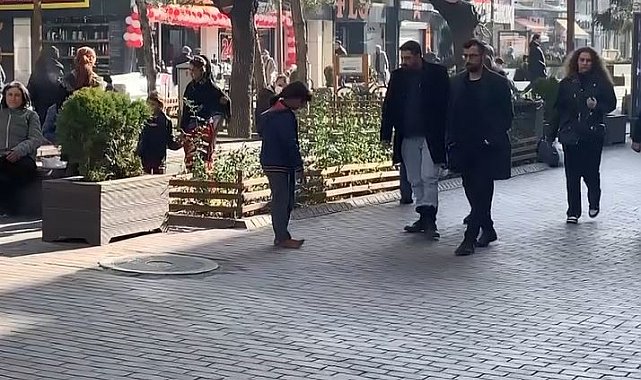 Eskişehir'de dilenen çocukların yalın ayak oyunu