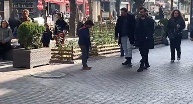 Eskişehir'de dilenen çocukların yalın ayak oyunu