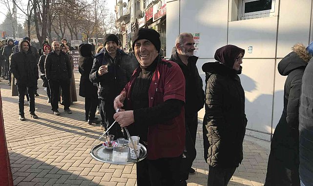 Eskişehir'deki EYT kuyruğunda ilginç bir çaycı